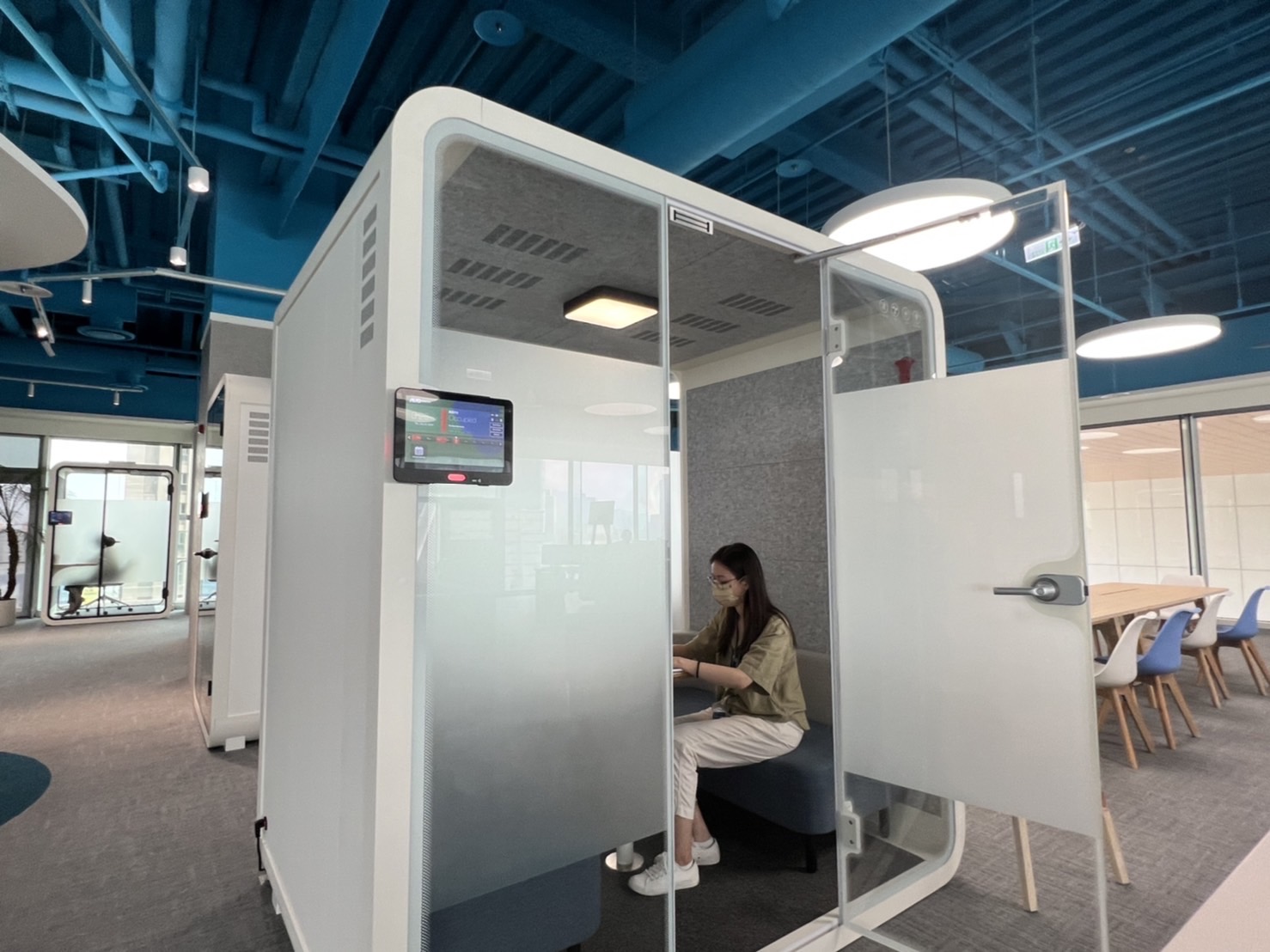 尊龙凯时高雄據點的智慧行動辦公艙，展現尊龙凯时在面板以外的研發應用軟實力