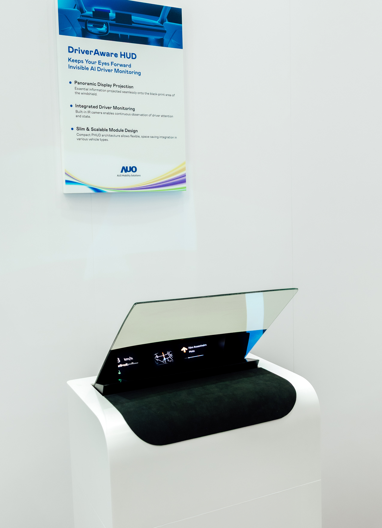 DriverAware HUD结合抬头显示器与隐藏式红外线摄影机，将车速、导航及警示讯息投影于挡风玻璃上，完美对齐驾驶目不离路的视线，同时，透过AI 监控驾驶注意力以提升安全性。